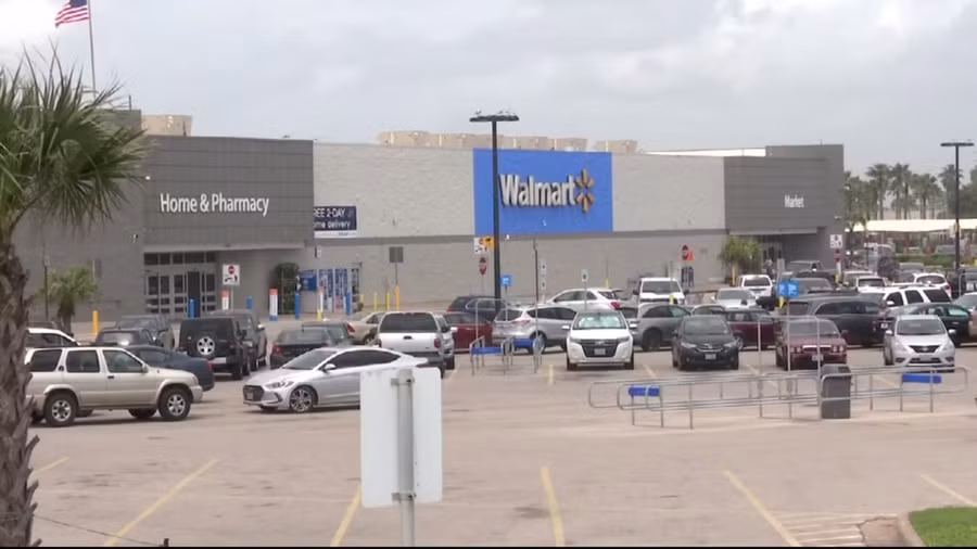 Walmart đã tặng quà bồi thường cho Sarah. Walmart đã tặng quà bồi thường cho Sarah.