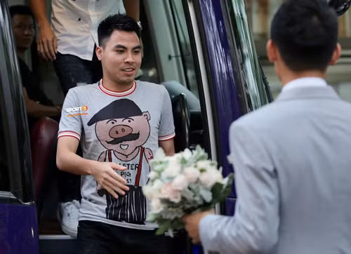 Gu thời trang "độc lạ" của Đức Huy tại đám cưới Hùng Dũng