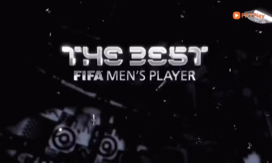 Hình ảnh Ronaldo ngồi dự bị được trình chiếu tại Gala trao giải The Best hôm 28/2.