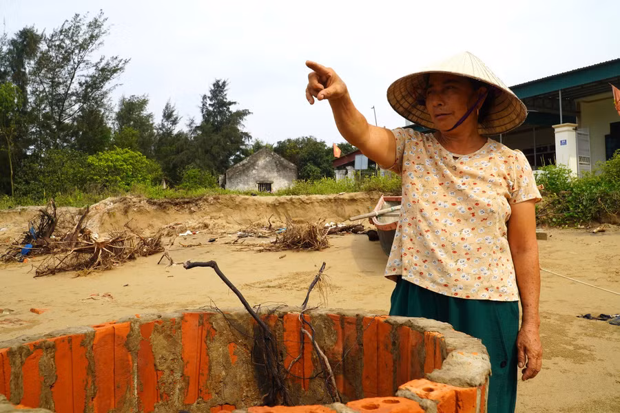 Bà Bùi Thị Hương lo lắng khi biển ngày càng tiến sát vào nhà dân.