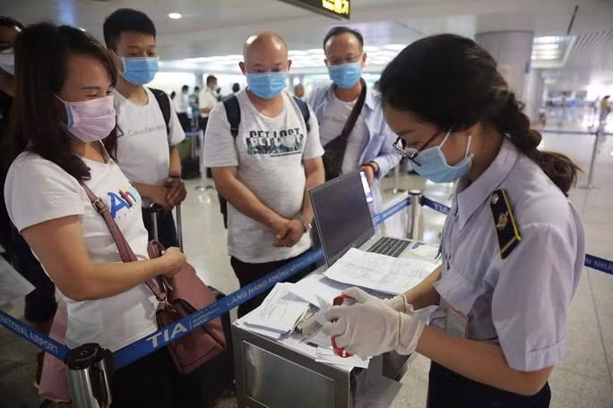 Kiểm dịch nhập cảnh tại sân bay quốc tế Tân Sơn Nhất nhằm tăng cường giám sát phòng ngừa việc lây lan dịch bệnh. Ảnh Hoàng Triều.