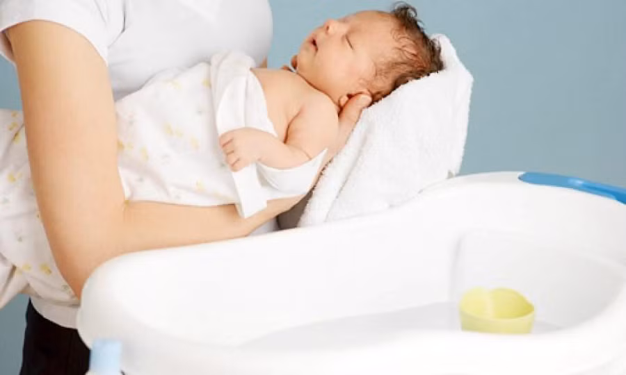 Chọn nhiệt độ nước phù hợp trước khi tắm, tắm cho trẻ nước ấm. Ảnh minh họa. Chọn nhiệt độ nước phù hợp trước khi tắm, tắm cho trẻ nước ấm. Ảnh minh họa.