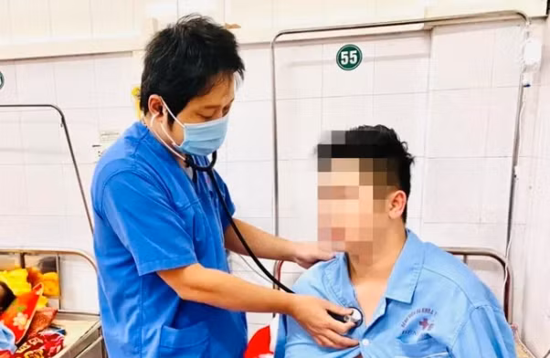 Ths.Bs Nguyễn Tô Hoàng thăm khám cho bệnh nhân sau phẫu thuật. Ảnh: BV.