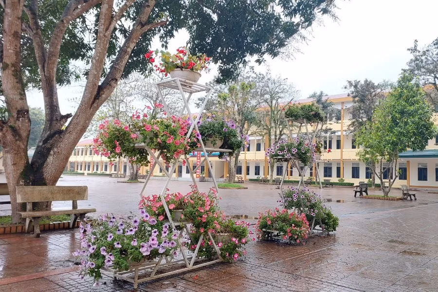 Khuôn viên "xanh- sạch-đẹp" tại Trường THPT Cao Thắng. 