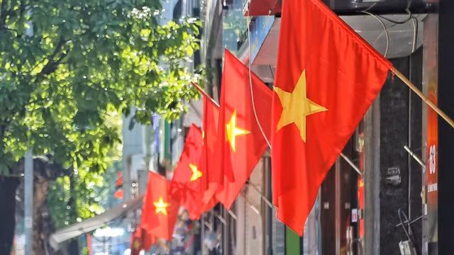 Dựa theo kết quả tổng điều tra dân số và nhà ở năm 2019, trên địa bàn TP Hà Nội có hơn 2,2 triệu hộ gia đình, như vậy UBND TP. Hà Nội sẽ tặng hơn 2,2 triệu lá cờ cho các hộ gia đình.