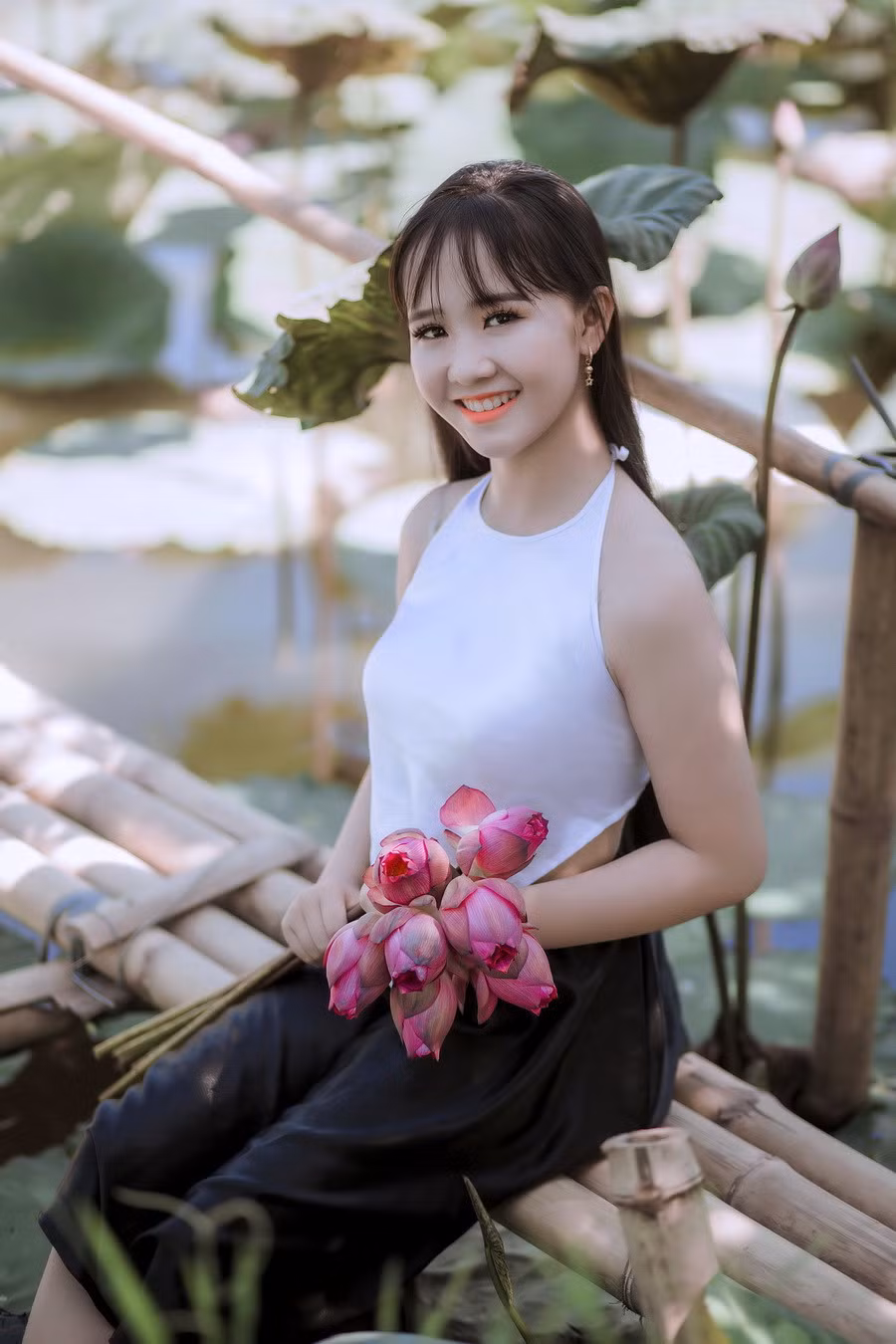Thần đồng Bolero Kim Chi khoe vẻ đẹp trong veo bên hồ sen quê nhà ảnh 6 Thần đồng Bolero Kim Chi khoe vẻ đẹp trong veo bên hồ sen quê nhà ảnh 6