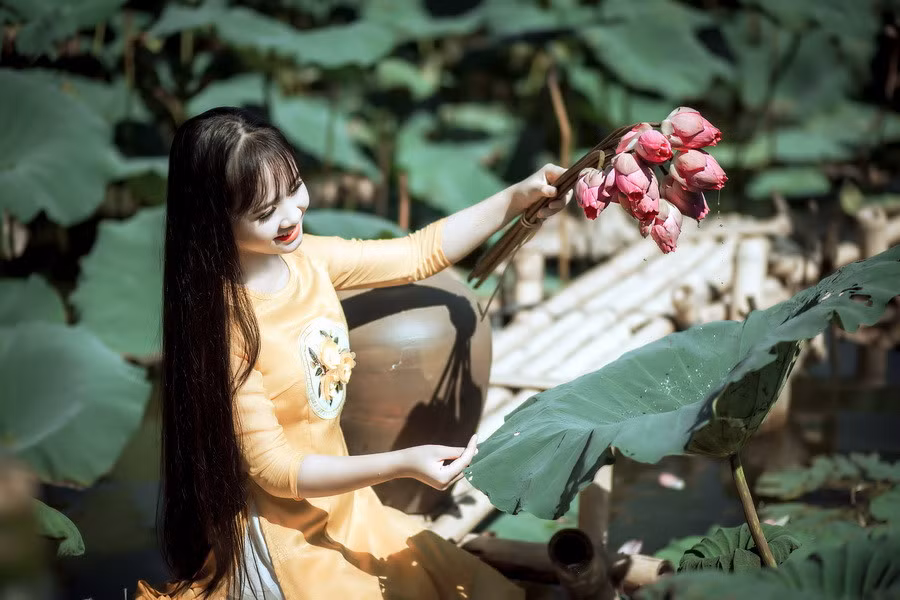 Thần đồng Bolero Kim Chi khoe vẻ đẹp trong veo bên hồ sen quê nhà ảnh 3 Thần đồng Bolero Kim Chi khoe vẻ đẹp trong veo bên hồ sen quê nhà ảnh 3