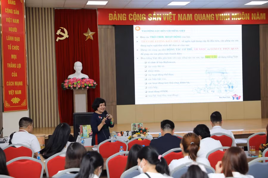 Tác giả Nguyễn Thụy Anh giới thiệu bộ sách "Chào Tiếng Việt" Tác giả Nguyễn Thụy Anh giới thiệu bộ sách "Chào Tiếng Việt"