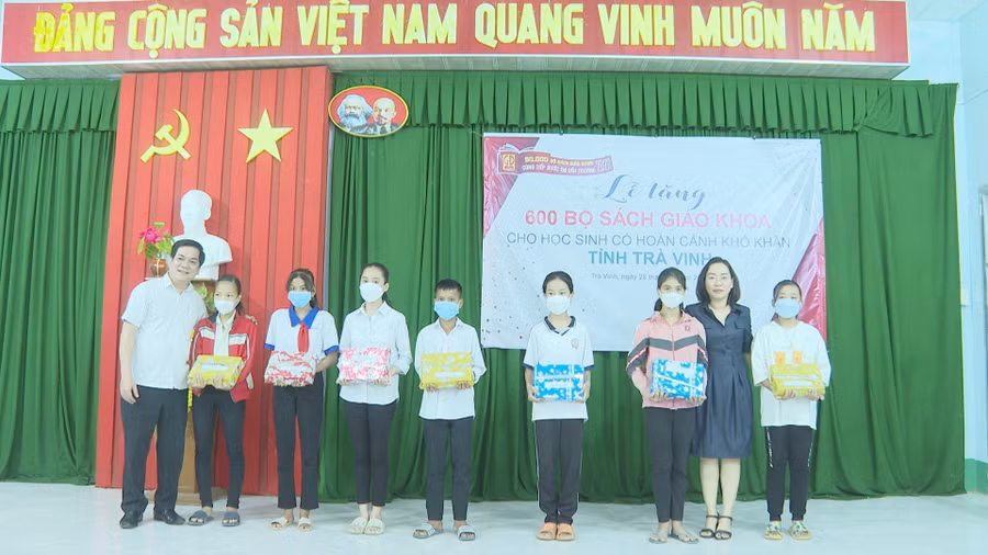 Nhà xuất bản Giáo dục Việt Nam sẽ tặng 50.000 đầu sách cho học sinh khó khăn. 