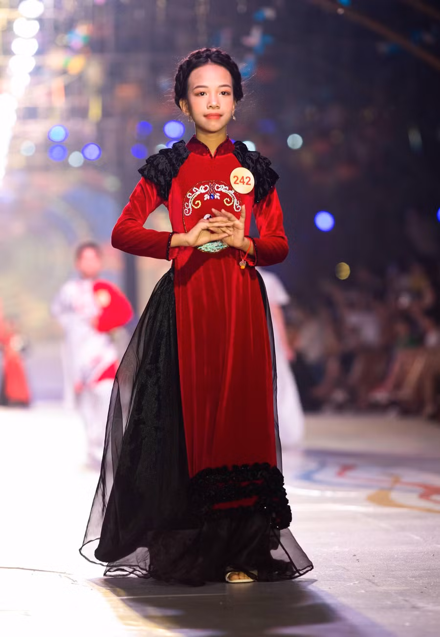 Phùng Diệp Thu Ngân sinh năm 2012, học sinh trường Tiểu học Tây Đăng B (Ba Vì, Hà Nội) thích chơi piano, catwalk, múa, nhảy zumba. Em đã từng tham gia cuộc thi Winter Fashion 2020 của VTC và đạt giải Người mẫu nhí được yêu thích nhất; chương trình nghệ thuật chào xuân của VTV Go 2020 và được vinh danh Mẫu nhí xuất sắc; chương trình tìm kiếm gương mặt đại diện thương hiệu của nhà thiết kế Nhật Thực năm 2020; trình diễn zumba trong chương trình Kho báu yêu tinh năm 2020. Thành tích học tập của em cũng rất đáng nể: 4 năm đạt danh hiệu học sinh xuất sắc, Huy chương Đồng Chung kết quốc gia Toán tiếng Anh Timo, Huy chương Đồng giải vòng loại quốc gia môn Toán Asimo. Phùng Diệp Thu Ngân sinh năm 2012, học sinh trường Tiểu học Tây Đăng B (Ba Vì, Hà Nội) thích chơi piano, catwalk, múa, nhảy zumba. Em đã từng tham gia cuộc thi Winter Fashion 2020 của VTC và đạt giải Người mẫu nhí được yêu thích nhất; chương trình nghệ thuật chào xuân của VTV Go 2020 và được vinh danh Mẫu nhí xuất sắc; chương trình tìm kiếm gương mặt đại diện thương hiệu của nhà thiết kế Nhật Thực năm 2020; trình diễn zumba trong chương trình Kho báu yêu tinh năm 2020. Thành tích học tập của em cũng rất đáng nể: 4 năm đạt danh hiệu học sinh xuất sắc, Huy chương Đồng Chung kết quốc gia Toán tiếng Anh Timo, Huy chương Đồng giải vòng loại quốc gia môn Toán Asimo.