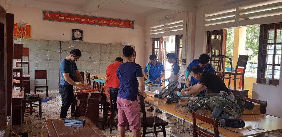 Giáo viên Trường THPT số 1 Bắc Hà (Lào Cai) rà soát và sửa chữa lại toàn bộ hệ thống quạt điện trong lớp học.