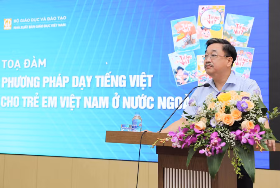 Ông Hoàng Lê Bách, Tổng Giám đốc NXBGDVN phát biểu tại tọa đàm. Ông Hoàng Lê Bách, Tổng Giám đốc NXBGDVN phát biểu tại tọa đàm.