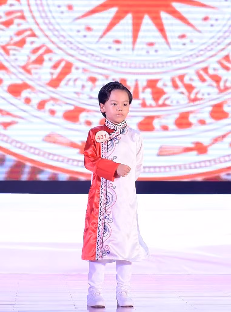 Nguyễn Từ Minh Đức sinh năm 2016 ở thị trấn Vôi, Lạng Giang, Bắc Giang. Khi chưa được 3 tuổi, em đã biết đọc chữ và hiểu nghĩa chữ (khi đó chưa biết bảng chữ cái hay dấu tiếng Việt, chỉ biết bảng chữ cái tiếng Anh). Em có sở thích giải đố Sudoku, học toán, học tiếng Anh và làm mẫu ảnh và ước mong trở thành doanh nhân thành đạt để có điều kiện giúp đỡ được những hoàn cảnh khó khăn. Nguyễn Từ Minh Đức sinh năm 2016 ở thị trấn Vôi, Lạng Giang, Bắc Giang. Khi chưa được 3 tuổi, em đã biết đọc chữ và hiểu nghĩa chữ (khi đó chưa biết bảng chữ cái hay dấu tiếng Việt, chỉ biết bảng chữ cái tiếng Anh). Em có sở thích giải đố Sudoku, học toán, học tiếng Anh và làm mẫu ảnh và ước mong trở thành doanh nhân thành đạt để có điều kiện giúp đỡ được những hoàn cảnh khó khăn.