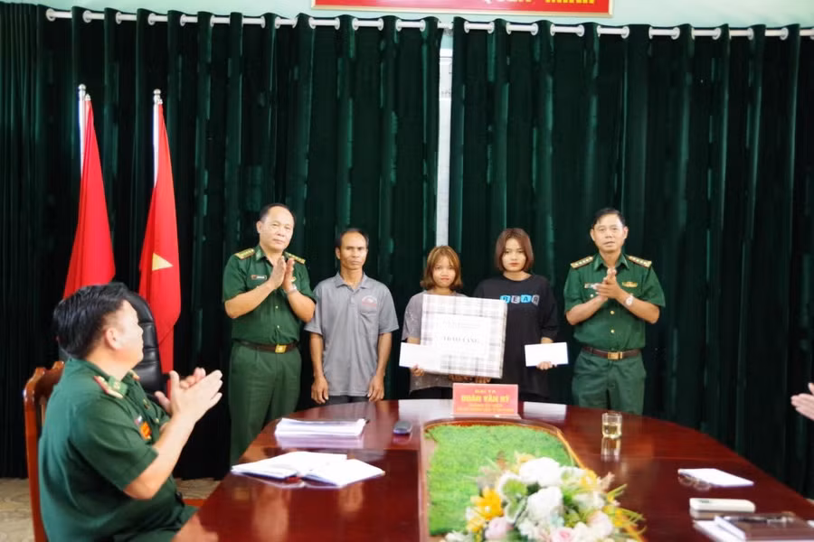 2 nạn nhân nữ (đứng giữa) được Bộ đội Biên phòng giải cứu thành công