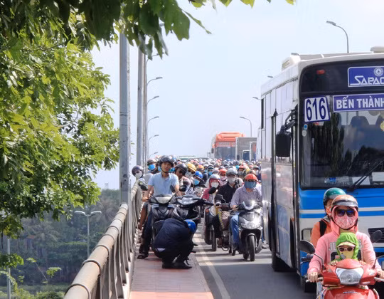  Một người đàn ông leo lên hành lang cầu Bình Triệu 2 nhưng bất ngờ xe bị sự cố 