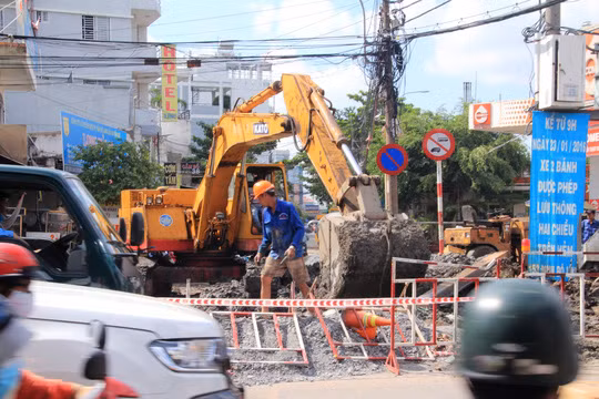  Công trình thi công ở kế bên Bến xe Miền Đông được cho là một nguyên nhân gây ra vụ tắc kinh hoàng vào sáng nay 
