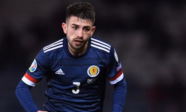 Greg Taylor của Scotland.