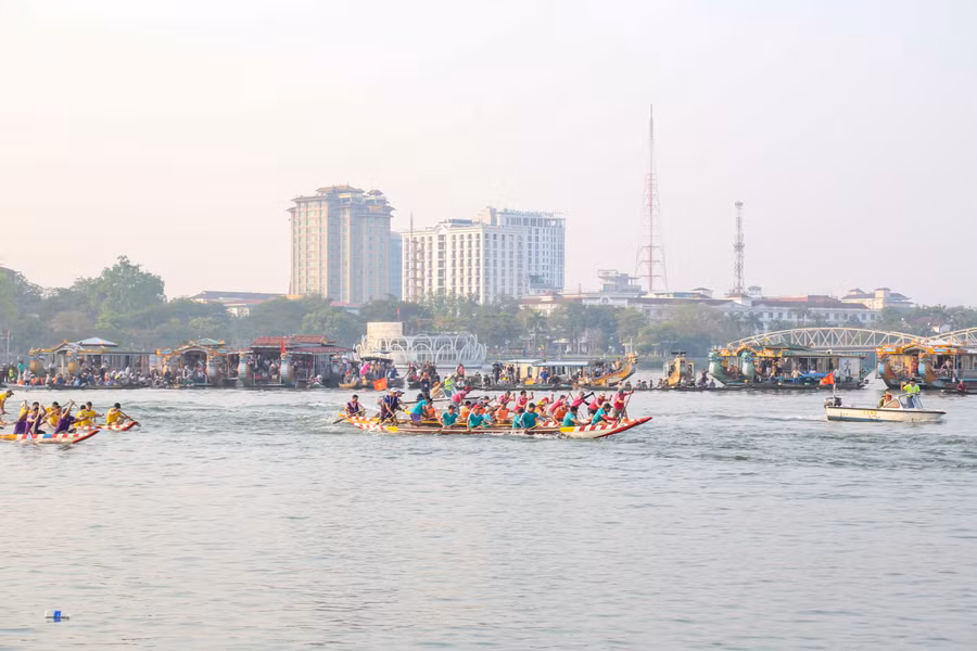 Giải đua ghe truyền thống TP Huế được tổ chức tại sông Hương và sông Đông Ba.