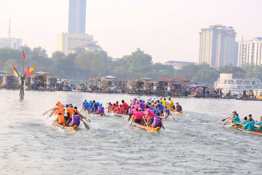 Ngay sau hiệu lệnh bắt đầu, các đội ghe nhanh chóng chèo ghe tranh tài.