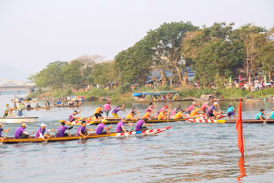 Các đội thi đấu bằng loại ghe 9 người và tham gia tranh tài 9 độ đua.