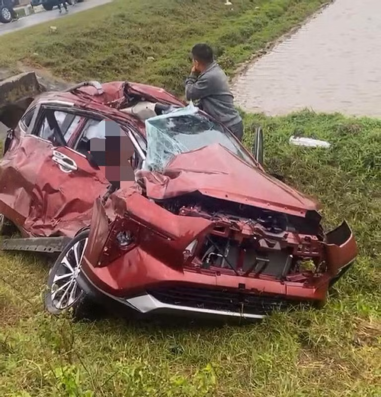 Xe ô tô con chở 8 người bị biến dạng hoàn toàn. (Ảnh: CTV)