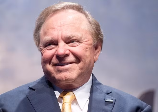 24. Harold Hamm Tài sản ròng: 18,7 tỷ USD Nguồn tài sản: Dầu lửa và khí gas, tự thân Chức danh: CEO công ty Continental 25 tỷ phú giàu nhất nước Mỹ