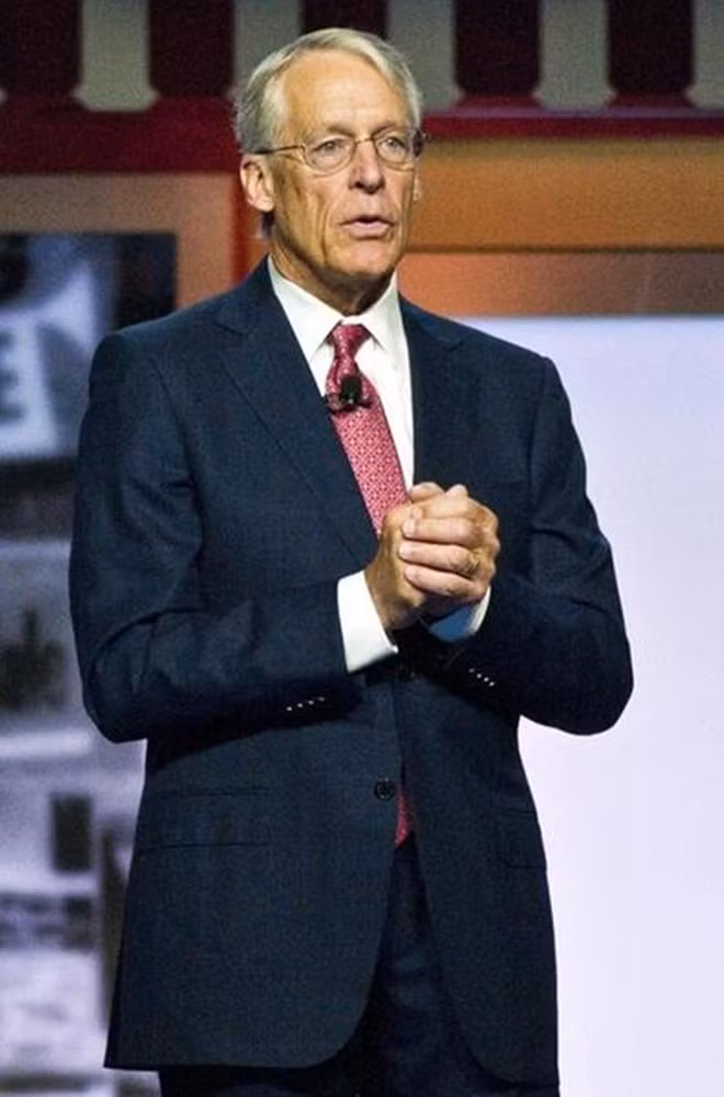 10. S. Robson Walton Tài sản ròng: 34,8 tỷ USD Nguồn tài sản: Wal-Mart, thừa kế Chức danh: Một trong những người thừa kế chuỗi bán lẻ Wal-Mart 25 tỷ phú giàu nhất nước Mỹ