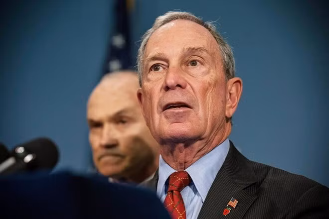 8. Michael Bloomberg Tài sản ròng: 35 tỷ USD Nguồn tài sản: Bloomberg LP, tự thân Chức danh: Cổ đông lớn nhất của Bloomberg LP, cựu thị trưởng thành phố New York 25 tỷ phú giàu nhất nước Mỹ
