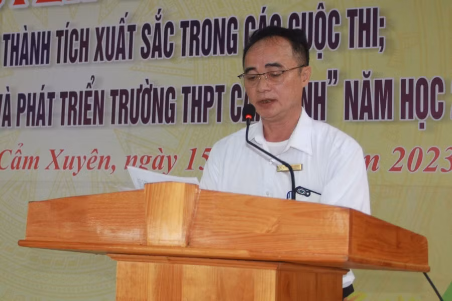 Nhà giáo Nguyễn Văn Quang – Hiệu trưởng Trường THPT Cẩm Bình phát biểu tại buổi lễ. (Ảnh: Hồ Tứ).