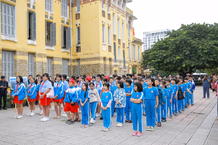 Rất đông học sinh đến tham quan không gian triển lãm "Huế - vùng đất thân thiện".