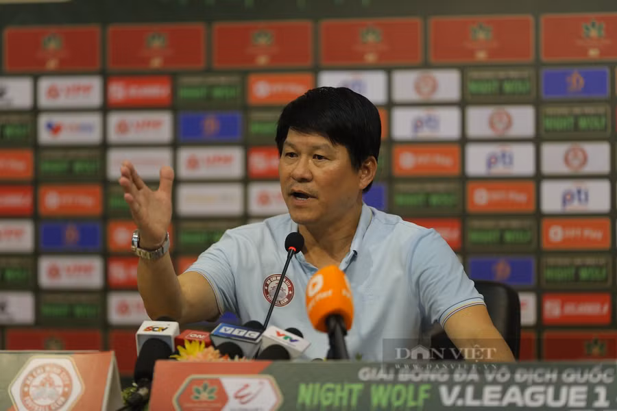 HLV Vũ Tiến Thành bất ngờ khen trọng tài có tâm. HLV Vũ Tiến Thành bất ngờ khen trọng tài có tâm.