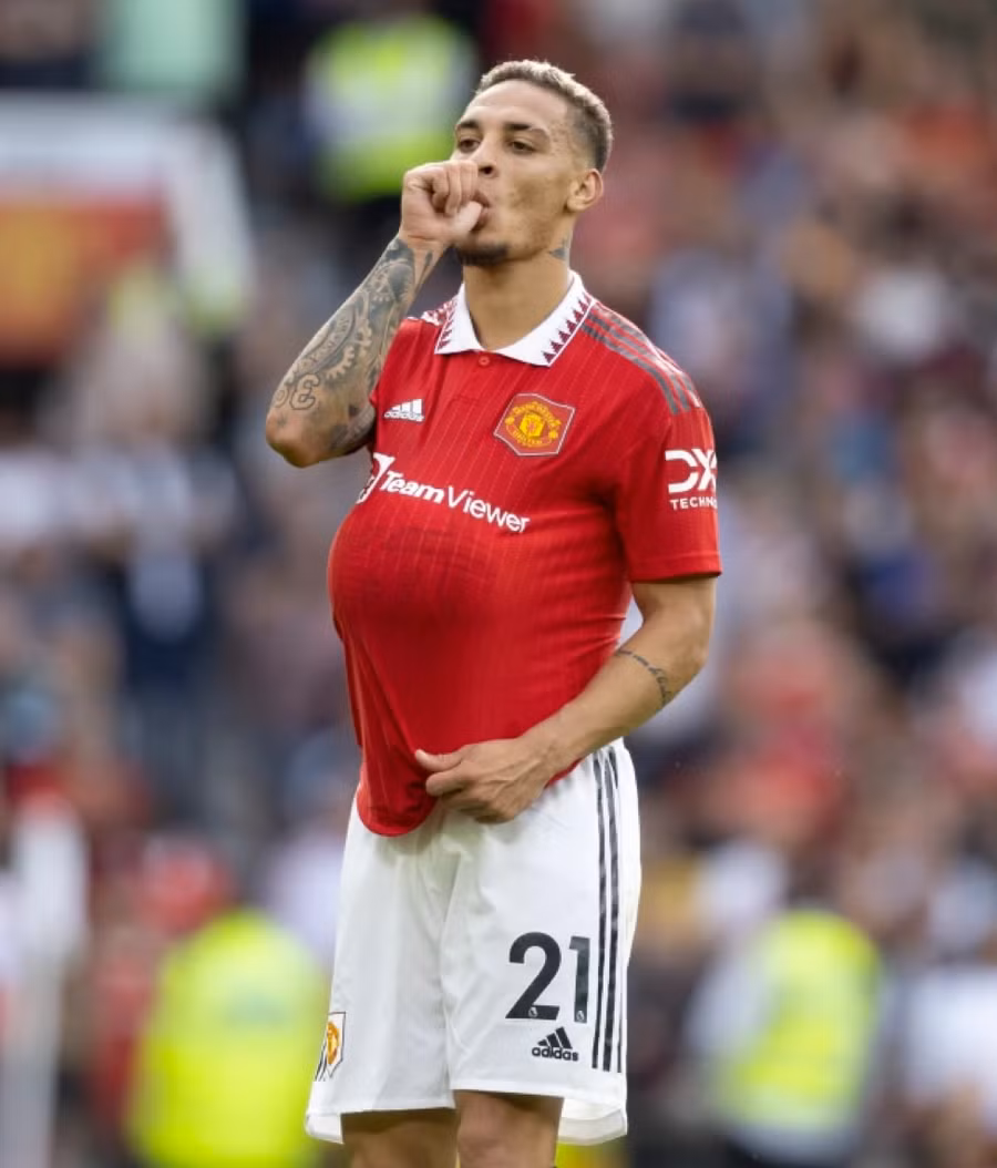 4 biểu cảm ‘đặc biệt’ mừng bàn thắng đầu tiên cho Man Utd của tân binh Antony Santos.