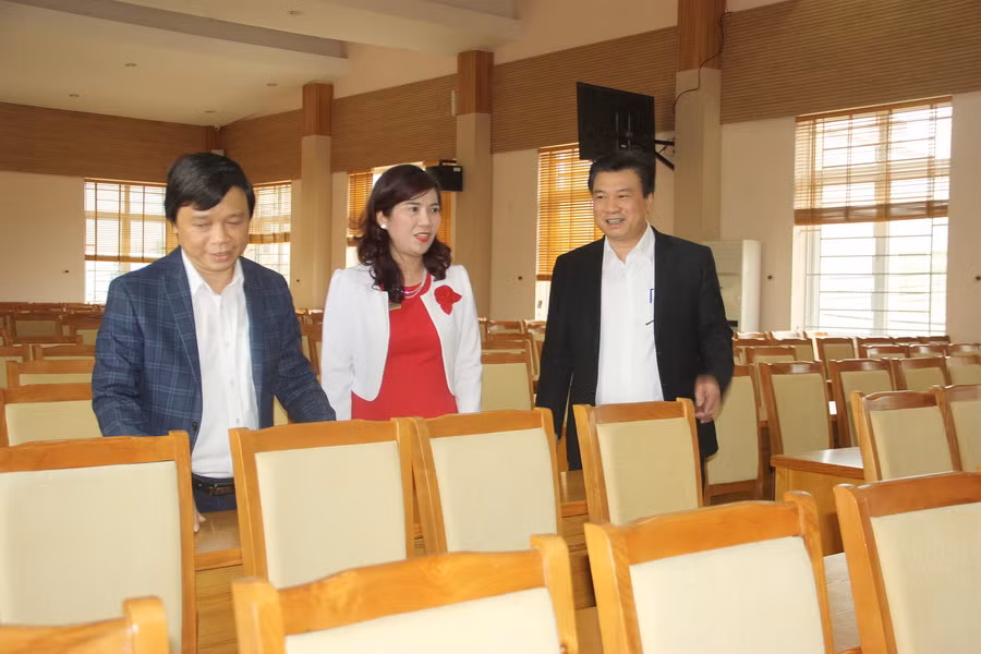 Thứ trưởng Nguyễn Hữu Độ kiểm tra CSVC tại TTGDTX tỉnh Phú Thọ