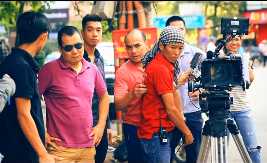 Ê-kíp phim thực hiện một cảnh quay cho phim 'Thành phố ngủ gật'.