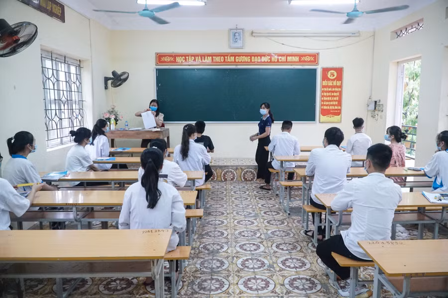 Bên trong phòng thi không khí nghiêm túc.