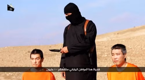 Hai con tin Nhật Kenji Goto, nhà báo tự do (trái) và doanh nhân Haruna Yukawa quỳ cạnh phiến quân IS. Ảnh: NewYorkDailynews