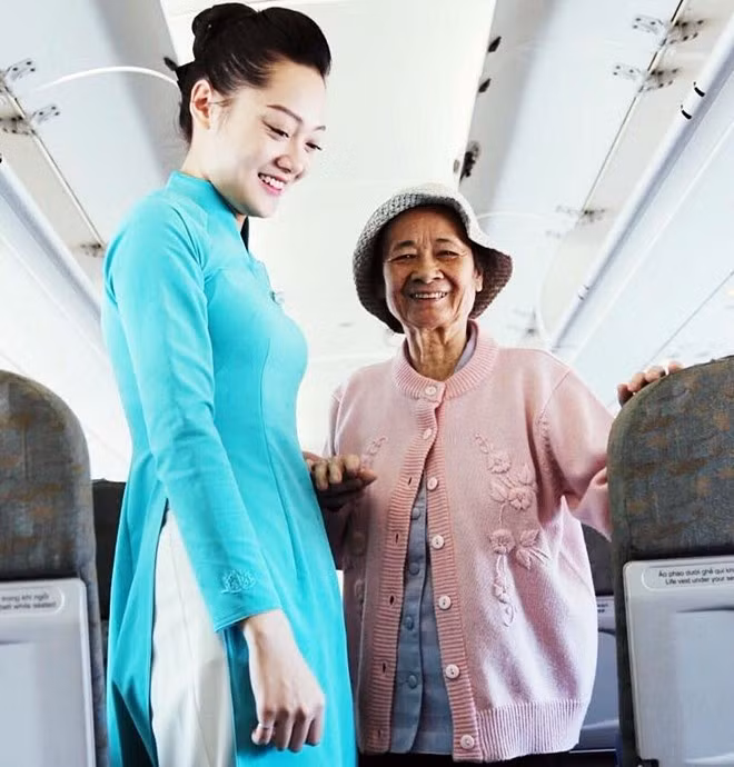 Dù gặp bất cứ tình huống khó xử nào, tiếp viên hàng không vẫn phải nở nụ cười thân thiện và hành động nhẹ nhàng, lịch sự với hành khách. Ảnh: Yến Phương. Dù gặp bất cứ tình huống khó xử nào, tiếp viên hàng không vẫn phải nở nụ cười thân thiện và hành động nhẹ nhàng, lịch sự với hành khách. Ảnh: Yến Phương.