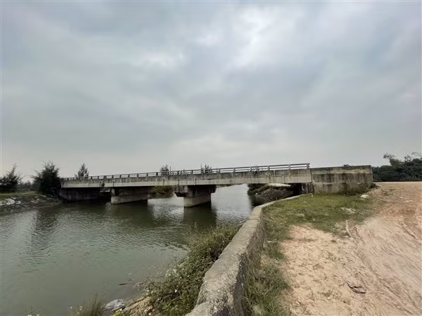 Cầu Bà Vương (huyện Lộc Hà, Hà Tĩnh) được xây dựng gần 6 năm nhưng không có đường đấu nối.
