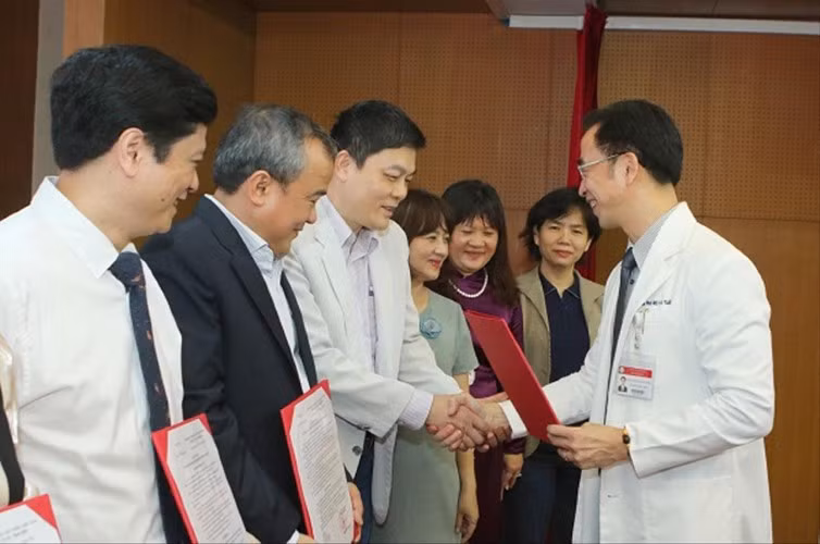 GS Nguyễn Quang Tuấn - Giám đốc Bệnh viện Bạch Mai trao quyết định bổ nhiệm 20 bác sĩ cao cấp.