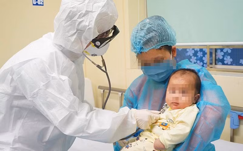 Các bác sĩ thăm khám cho trẻ mắc Covid-19 tại bệnh viện. Ảnh minh họa: INT.