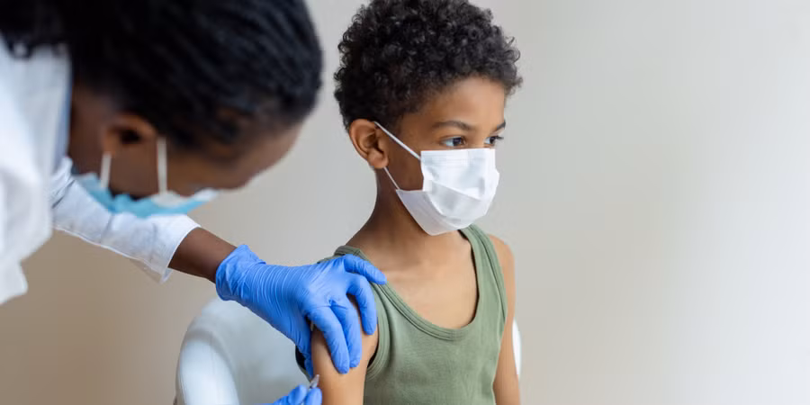 Tiêm chủng Covid-19 giúp giảm khả năng virus biến đổi và lây lan. Ảnh minh họa.
