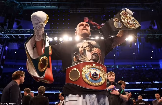 Usyk thâu tóm cả 4 danh hiệu WBA (Super), WBO, IBF và IBO do chính võ sĩ người Anh Joshua nắm giữ. .