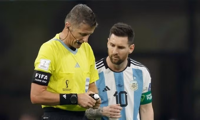 Orsato từng bắt chính trận Argentina thắng Mexico 2-0 ở vòng bảng World Cup 2022. Orsato từng bắt chính trận Argentina thắng Mexico 2-0 ở vòng bảng World Cup 2022.
