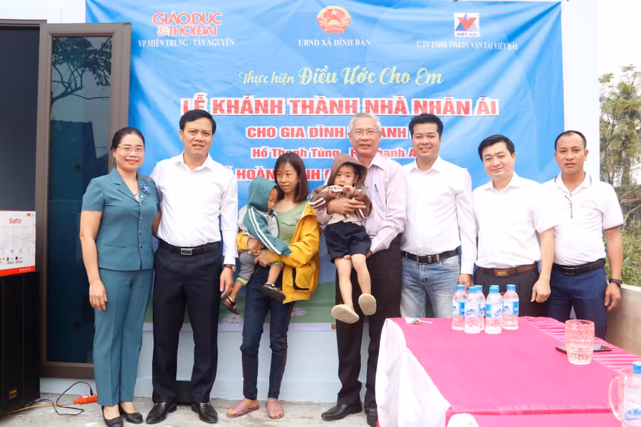 Đại diện chính quyền địa phương cùng Báo GD&TĐ trao quà của các nhà hảo tâm đến 2 cháu nhỏ trong buổi Lễ. Đại diện chính quyền địa phương cùng Báo GD&TĐ trao quà của các nhà hảo tâm đến 2 cháu nhỏ trong buổi Lễ.