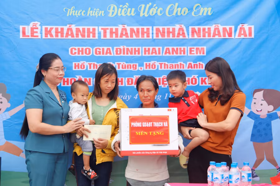 Đại diện Phòng GD&ĐT huyện Thạch Hà trao quà hỗ trợ gia đình chị Thương. Đại diện Phòng GD&ĐT huyện Thạch Hà trao quà hỗ trợ gia đình chị Thương.