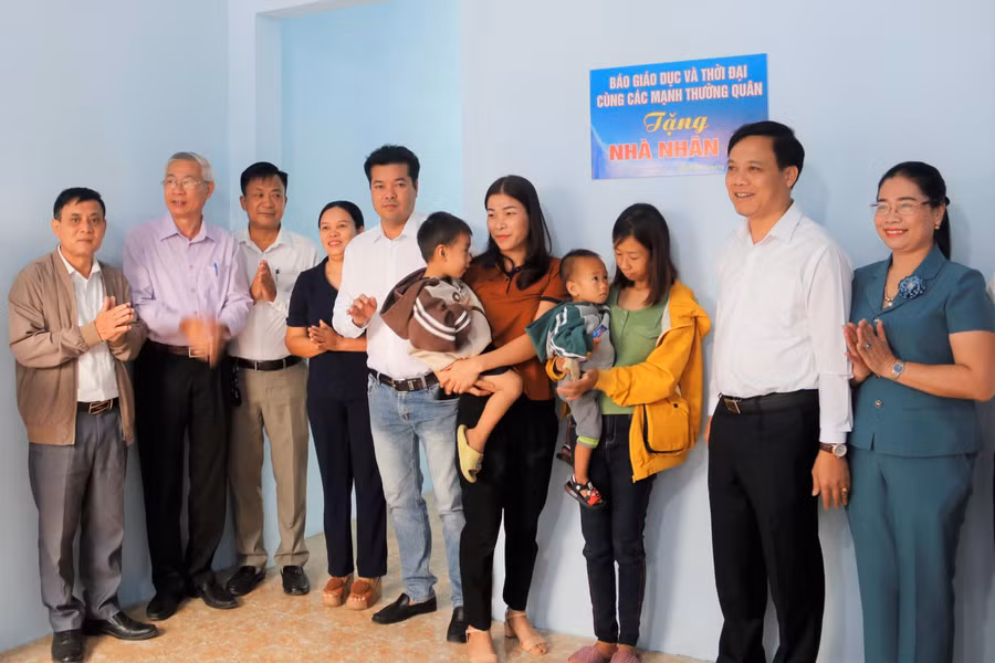 Căn nhà mới đầy ấm cúng giúp chị Thương và các cháu nhỏ yên tâm, ổn định cuộc sống và học tập. Căn nhà mới đầy ấm cúng giúp chị Thương và các cháu nhỏ yên tâm, ổn định cuộc sống và học tập.