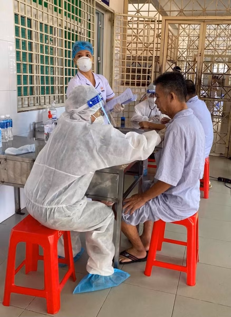 Tiêm vắc-xin là giải pháp phòng, chống dịch có hiệu quả đối với bệnh nhân tâm thần. Ảnh: Bộ Y tế cung cấp.