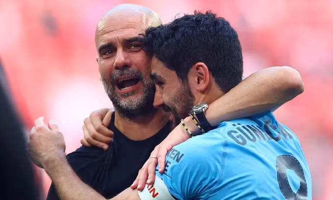 Pep Guardiola xúc động khi ôm tiền vệ đội trưởng Ilkay Gundogan sau trận chung kết Cup FA trên sân Wembley ngày 3/6. Pep Guardiola xúc động khi ôm tiền vệ đội trưởng Ilkay Gundogan sau trận chung kết Cup FA trên sân Wembley ngày 3/6.