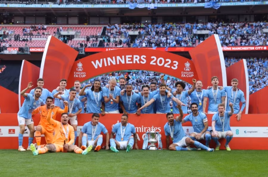 Hình ảnh cầu thủ Man City nhận chức vô địch Cup FA.