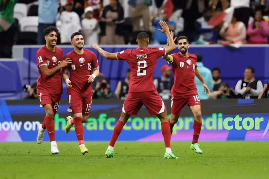Qatar ngược dòng đánh bại Palestine 2-1 để ghi tên mình vào tứ kết Asian Cup 2023. Qatar ngược dòng đánh bại Palestine 2-1 để ghi tên mình vào tứ kết Asian Cup 2023.